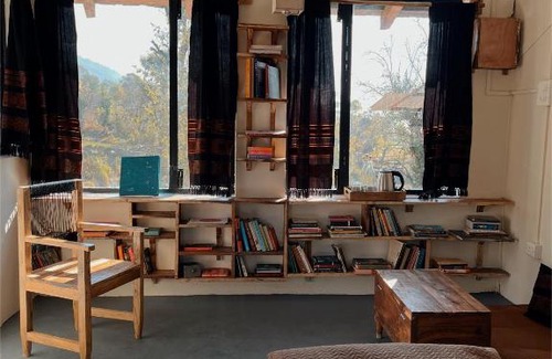 Bir Wohnung | The Attic Library - Cottage II