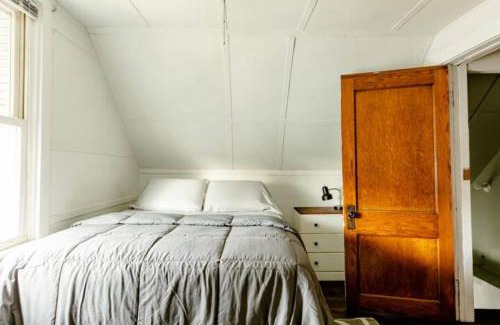 Irving Park East Wohnung | The Avondale Attic