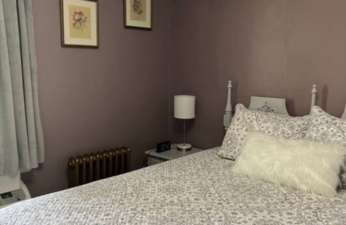 Woodsfield Wohnung | The Azalea Room w/ Queen Bed