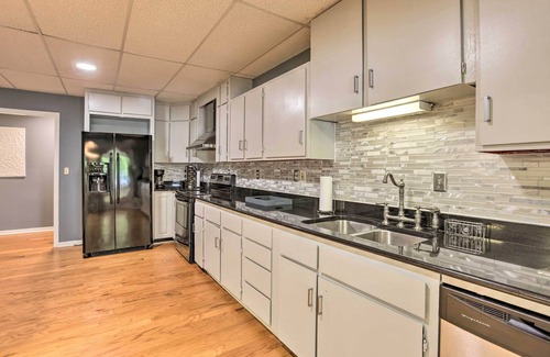 Stemley Haus | 'The B Haus' Lakefront Retreat w/ Boat Ramp!