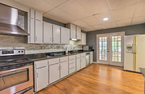 Stemley Haus | 'The B Haus' Lakefront Retreat w/ Boat Ramp!