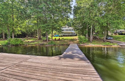 Stemley Haus | 'The B Haus' Lakefront Retreat w/ Boat Ramp!