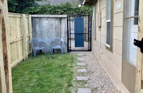 Central Gardens Haus | The Back House - Midtown Memphis Guest House with Private Entrance & Backyard