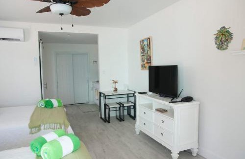 Colliers Bay Haus | The Banana Bird at Cottages