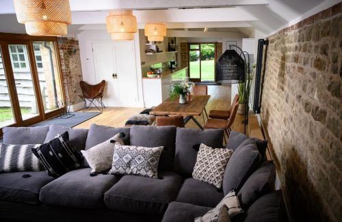 Battle Haus | The Barn House - Swimming Pond,Jacuzzi,Chicks!