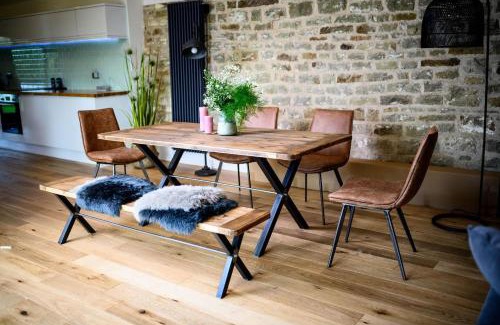 Battle Haus | The Barn House - Swimming Pond,Jacuzzi,Chicks!