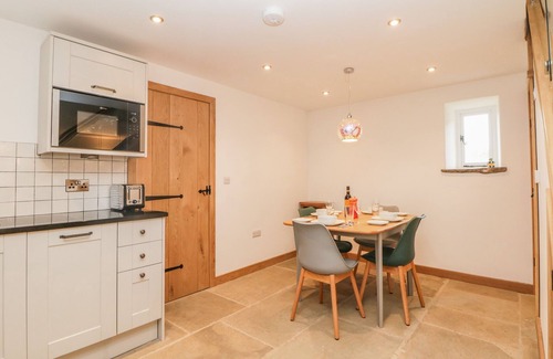 Holmfirth Hütte | THE BARN, pet friendly, with a garden in Holme, Yorkshire