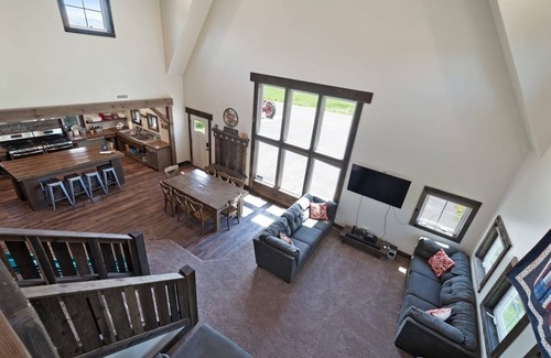 Garden City Kabine | The Barn (Sleeps 21) by Bear Lake Luxury Rentals