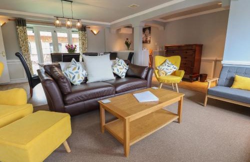 Walcot Haus | The Barn The Elms