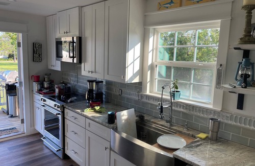 Waveland Hütte | The Baycation Beach House, 10 min. Walk to Waveland Pier.2 blocks to Coleman Ave