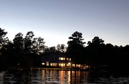 Pleasure Point Haus | Bayou Lodge and Guesthouse 11 Br 9 Ba für Reunions, Game Days oder Huge Retreat