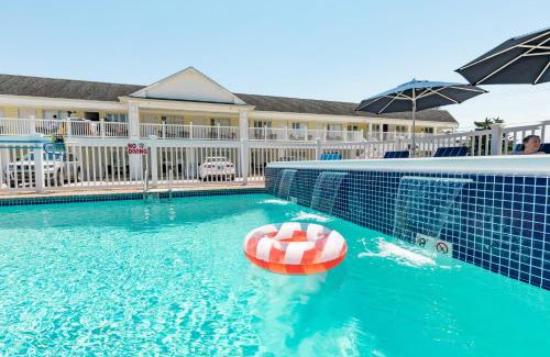Village Green Hotel | The Beach Club on Madison Avenue
