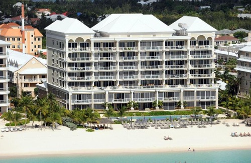 Seven Mile Beach Wohnung | The Beachcomber - Oceanfront Penthouses by Grand Cayman Villas & Condos