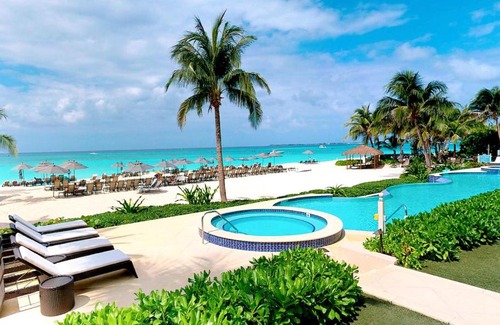 Seven Mile Beach Wohnung | The Beachcomber - Oceanfront Penthouses by Grand Cayman Villas & Condos