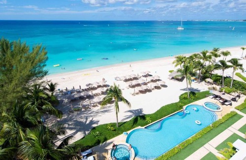 Seven Mile Beach Wohnung | The Beachcomber - Oceanfront Penthouses by Grand Cayman Villas & Condos