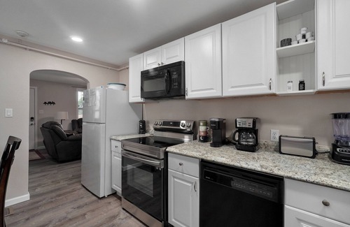 Downtown Branson Hütte | The Bear Den: Rehabbed Home Near the Branson Landing