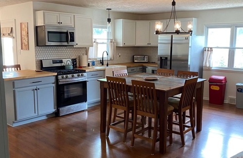 Beech Grove Haus | ❤️ The Bedford - spacious, cozy, quiet & comfortable ❤️