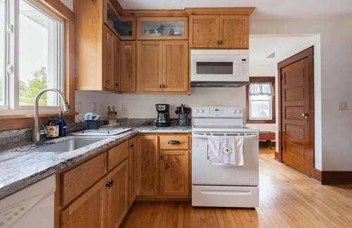 Lebanon Sonstige | The Beekeeper's Inn- Quiet country retreat