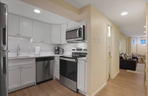 Cardozo Wohnung | NEW Classy Dupont-Logan Apt + Parking & Patio