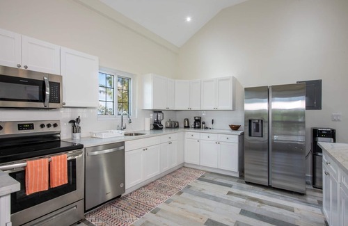 North Palmetto Point Haus | The Better Life & Cottage 5 Bedroom Home