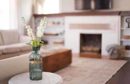 Norman Haus | The Bishop Charming 4BR Retreat OU Campus 100yo