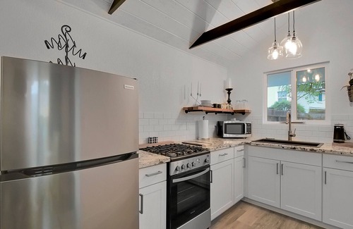 Yuba City Haus | Der Black and White Bungalow ist ein frisch renoviertes, modernes und doch rustikales Studio.