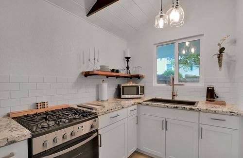 Yuba City Haus | Der Black and White Bungalow ist ein frisch renoviertes, modernes und doch rustikales Studio.