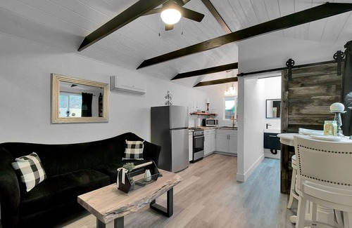 Yuba City Haus | Der Black and White Bungalow ist ein frisch renoviertes, modernes und doch rustikales Studio.