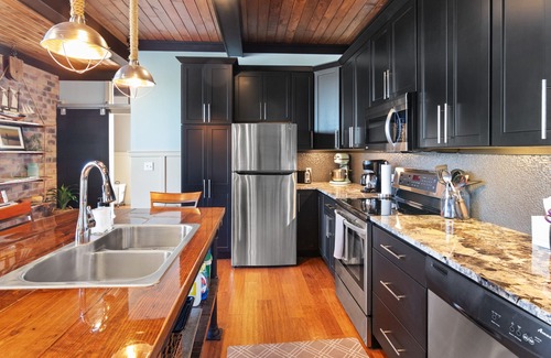 South Haven Eigentumswohnung | The Black Pearl: industrial condo sleeps 6, full size kitchen & scenic views!