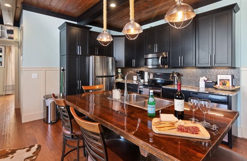 South Haven Eigentumswohnung | The Black Pearl: industrial condo sleeps 6, full size kitchen & scenic views!