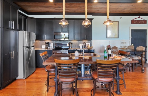 South Haven Eigentumswohnung | The Black Pearl: industrial condo sleeps 6, full size kitchen & scenic views!