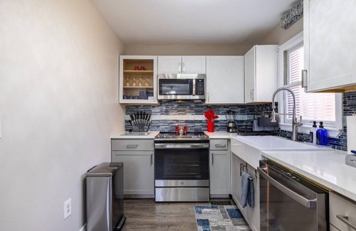 Villa Rica Haus | The Blissful Hideaway w/ large backyard, jacuzzi and two connecting decks