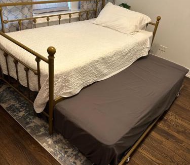 North Mayfair Wohnung | The Blue Golden Luxury Modern 3- Bedroom Apartment in Chicago