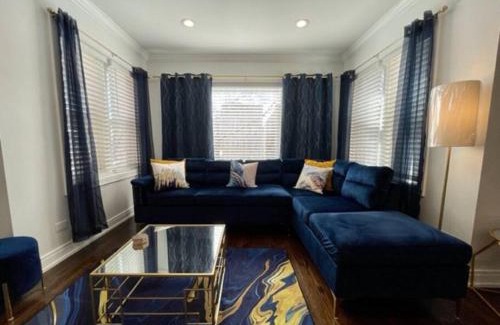 North Mayfair Wohnung | The Blue Golden Luxury Modern 3- Bedroom Apartment in Chicago