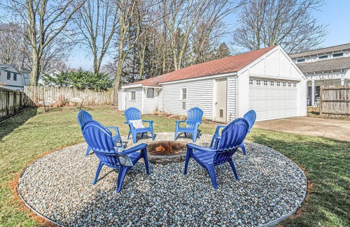 Macatawa Hütte | The Blue Sail *Updated Cottage just off the shores of Lake Mac and the Big Lake.