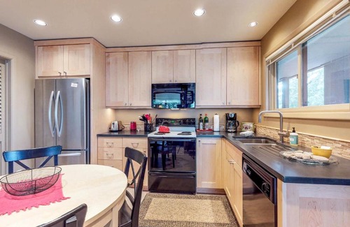 Elkhorn Village Hotel | The Bluff Mountain Retreat