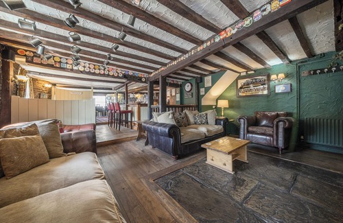 Bishops Castle Hütte | THE BOARS HEAD PUB, pet friendly, with hot tub in Bishop's Castle