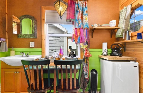 Kerns Hotel | The Boho - Custom Tiny Home w/ Bohemian Vibe