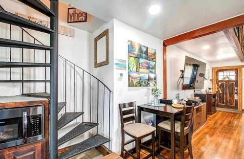Northeast Virginia Beach Haus | The Breakaway - VIBE Beach Cottage - Walk to Beach - Large Groups Welcome