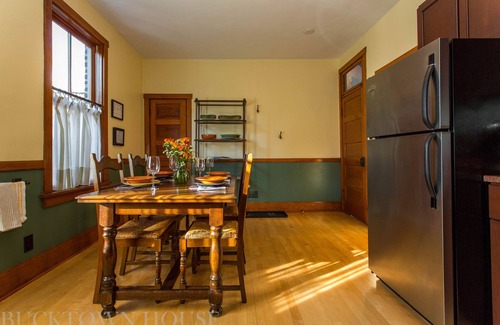 Bucktown Haus | Von Bäumen gesäumtes 2-stöckiges Kutschenhaus in Bucktown - für 10 Personen