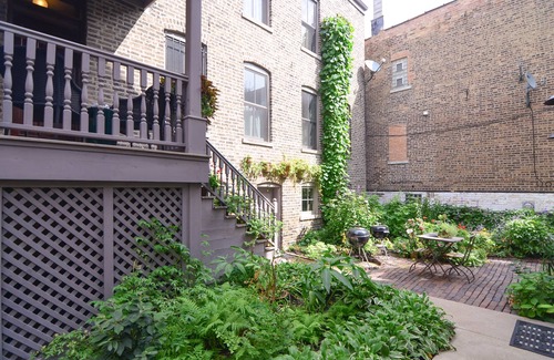 Bucktown Haus | Von Bäumen gesäumtes 2-stöckiges Kutschenhaus in Bucktown - für 10 Personen