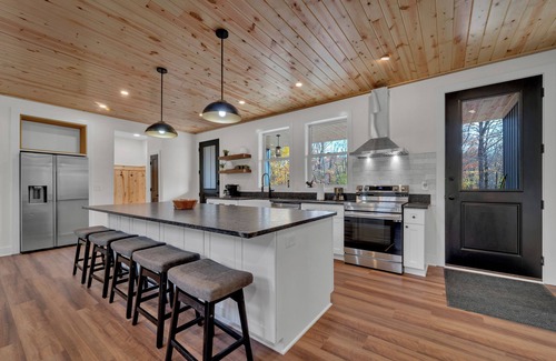 Logan Kabine | The Buffalo at Whiskey Ridge Cabins; Luxury in the woods