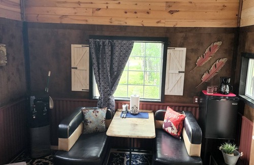 Augusta Kabine | The Bunkhouse-within walking distance to Main Street Augusta