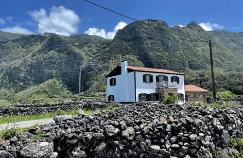 Faja Grande Haus | The Cão & Calf