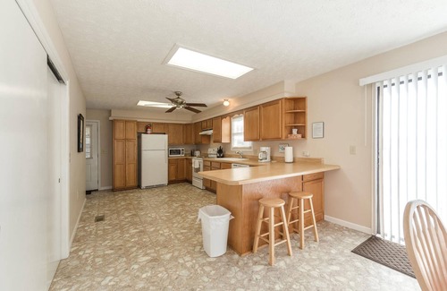 Dadeville Haus | The Cabin on Wisteria Lane | 2 Bed, 2 Bath