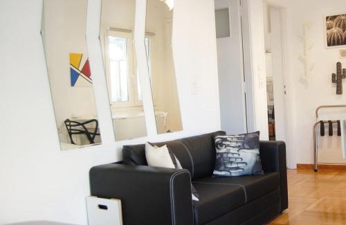 Exarhia Wohnung | The Cactus Apartment with Large Sunny Balcony