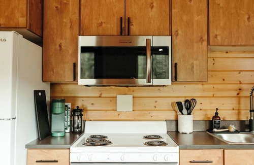 Lakeside Wohnung | The CAMP HAUS: A Montana Tiny Cabin Forest Retreat