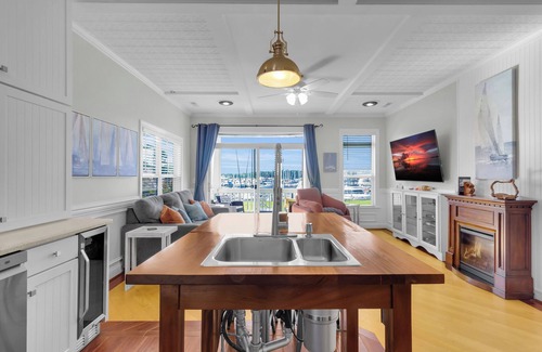 Fairfield Harbour Haus | The Captain’s Quarters