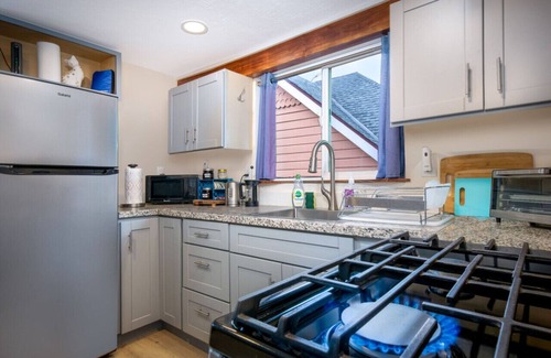 Grass Valley Haus | The Carriage House- Chic Treetop Loft & Hotub