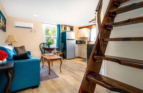 Grass Valley Haus | The Carriage House- Chic Treetop Loft & Hotub